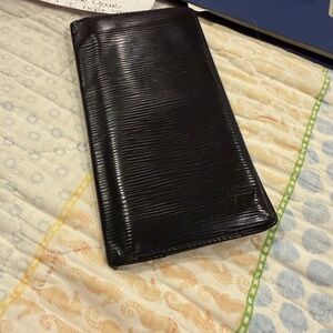 Louis Vuitton Brazza Wallet crafted in black Epi leather